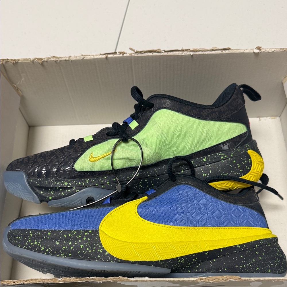 Nike Freak 5 SE Sz 6 Youth NIB